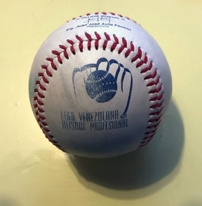 Bola oficial de um jogo de baseball na Venezuela. Foto: arquivo pessoal