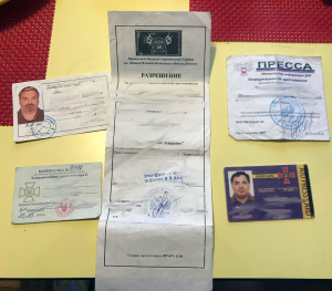 Carteirinhas e documentos de imprensa utilizados por Yan Boechat em suas andanças Foto: arquivo pessoal